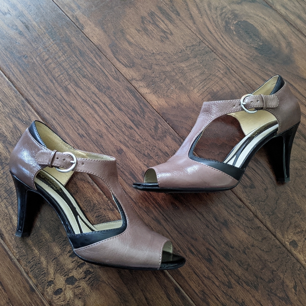 Naturalizer Heels - Picture 2 of 4